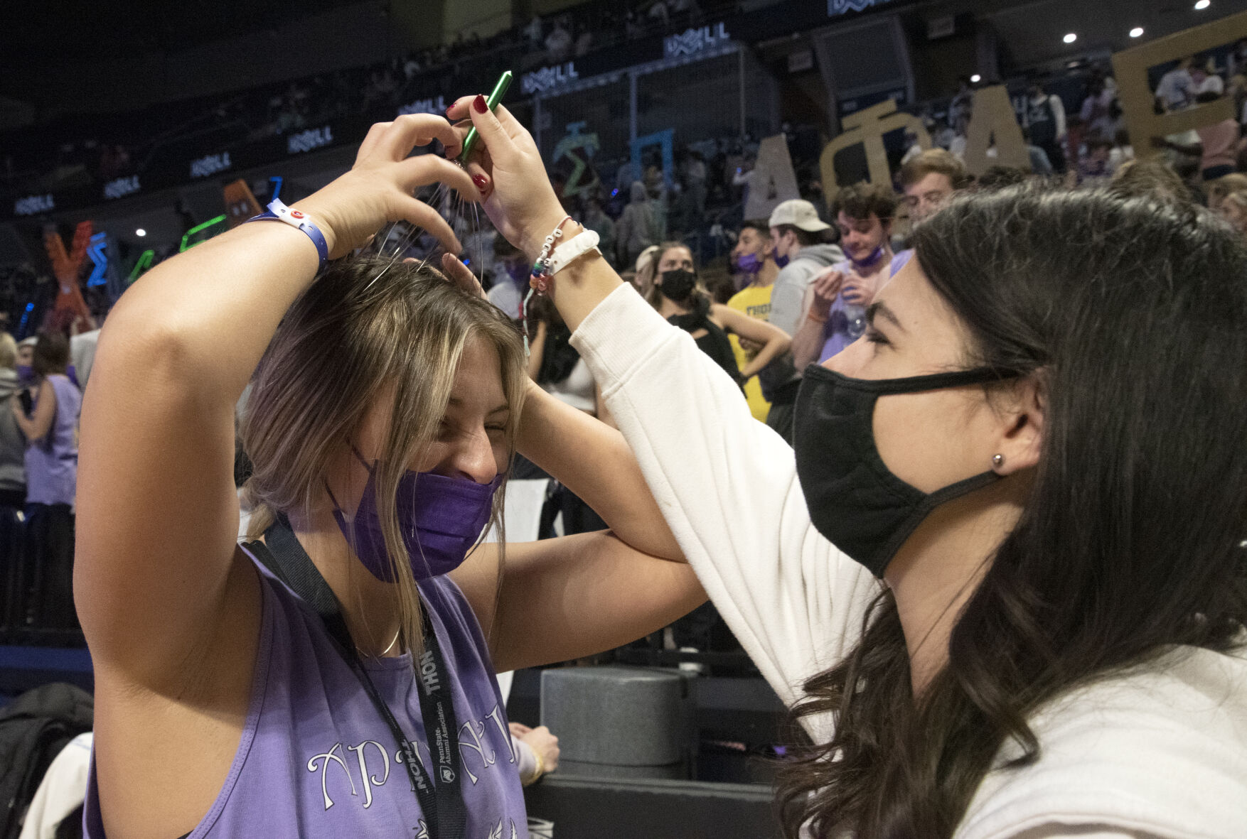 THON 2022, dancers use scalp massager